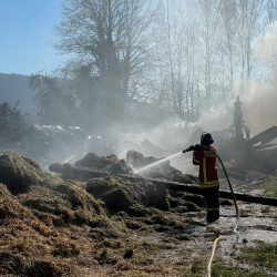 Großbrand auf Reiterhof vernichtet Scheune mit Heulager