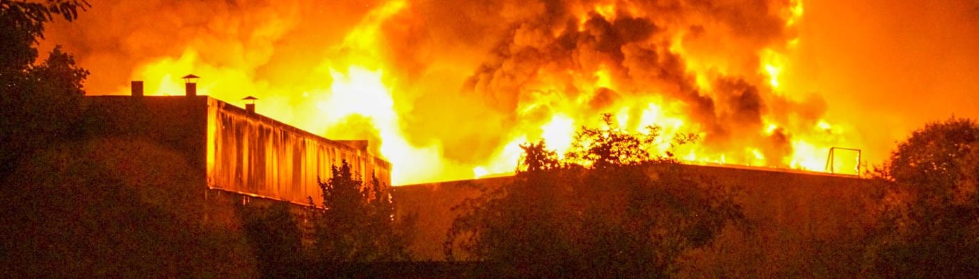 Weingarten – Lager- und Werkstatthallenkomplex durch Blitzschlag in Brand geraten – Schaden in Millionenhöhe