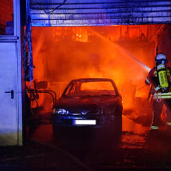 Brand eines Autohauses in Ettlingen. Eine Person lebensgefährlich verletzt.