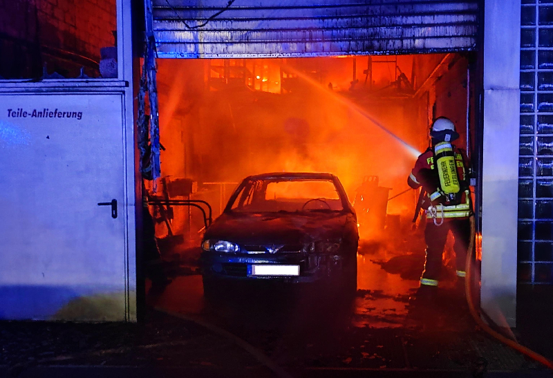 Brand eines Autohauses in Ettlingen. Eine Person lebensgefährlich verletzt.